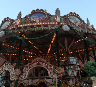 Am Weihnachtsmarkt „Nürnberger Kinderweihnacht“