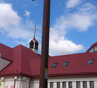 Krzyż przed kościołem