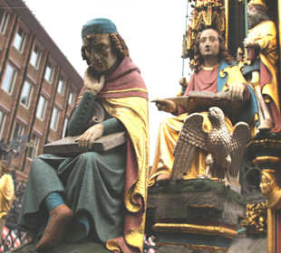 Figuren im Schönen Brunnen