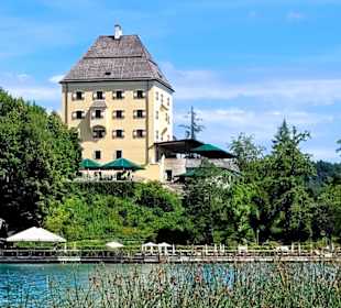 Viereckige Turm von Weitem sichtbar