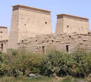 Vom Wasser aus Philae Tempel