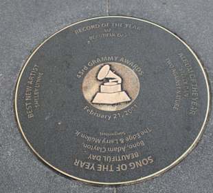 Links vor dem Hotel beim Grammy-Museum