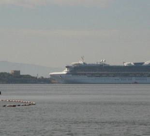 Kreuzfahrtsschiff bei Einfahrt Kusadasi