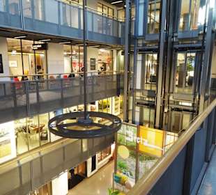 Rundgang durch das Gebäude von "stilwerk"