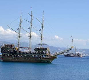 Ein Dreimaster im Hafen von Alanya