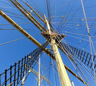 Blick zu einem der Masten