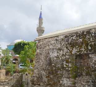 Unbekanntes Haus, dhinter die Moschee