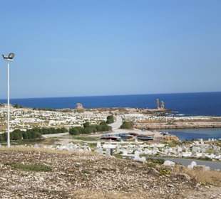 Ausblick neben der Festung auf Friedhof und Meer