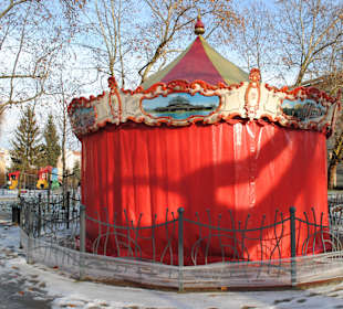 Karuzela zasłonięta na okres zimy.