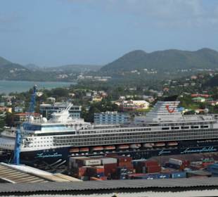 Blick auf den Hafen mit Kreuzfahrtschiff
