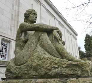 Am Treppenaufgang zur Staatlichen Kunsthalle