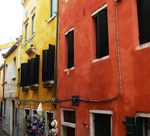 Gassen mit Geschäft in Venedig