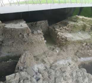 Archäologische Vitrine: Blick in die Vergangenheit