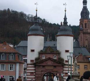 Die alte Brücke mit dem Stadttor