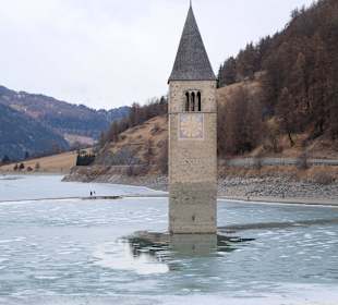 Kirche im Reschensee in Graun