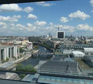 Blick aus der Reichstagskuppel raus auf Berlin