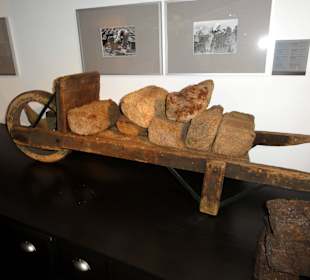 Karre mit Torf-Broten