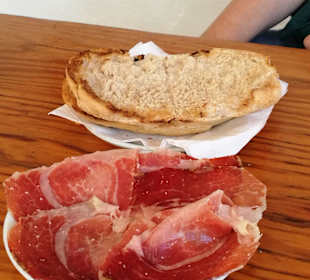 Luftgetrockneter Schinken in der dafür bekannten