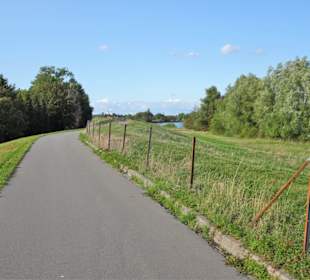 Der Weg von der Marina auf dem Deich nach Bremen