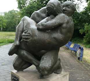 Elbuferpromenade: Hockendes Paar bzw. Junges Paar