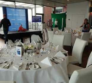 Festlich gedeckte Tische