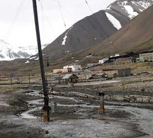 Auf dem Weg in die verlassene Stadt