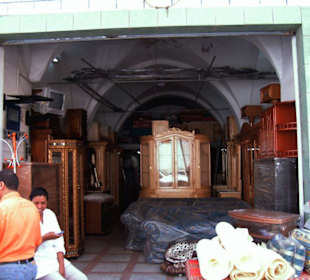 Kleiner Möbelladen in der Medina