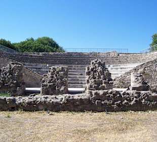 Das kleine Theater bei strahlendem Sonnenschein