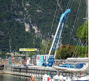 Kran und Bunkerstation im Hafen San Nicolo