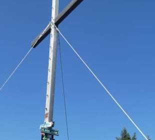 Am Gipfelkreuz vom Kleinen Arber