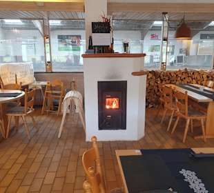 Kamin Spielecke und Gastraum 
