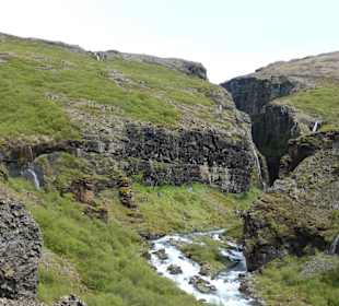 Fluss überqeren und dann steile Weg nach oben