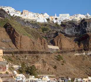Blick von der Caldera hinauf nach Fira