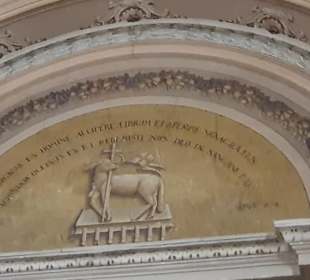 Oberhalb vom Hauptaltar