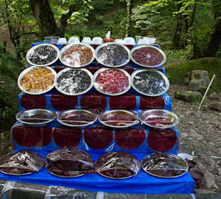 Lokalne wyroby sprzedawane w drodze na szczy