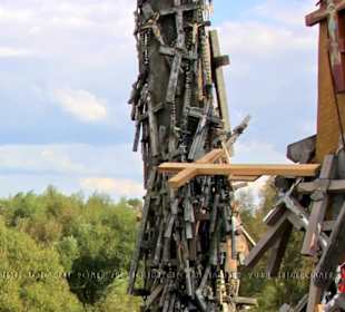 Kruzifixe und Kreuze im hinteren Teil des Berg d,K