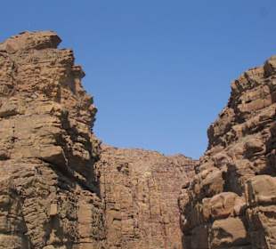 Rocks of al-mawjib