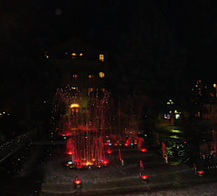 Der Brunnen bei Dunkelheit