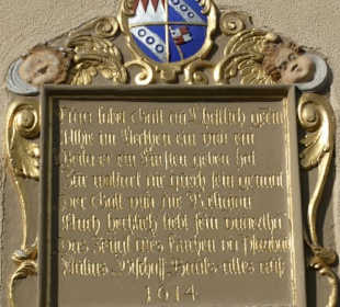 Inschrifttafel an der Dorfkirche St. Peter und Pau