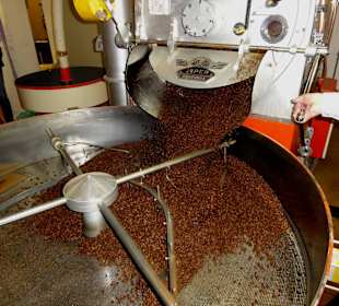 Kaffeebohnen fallen aus der Trommel