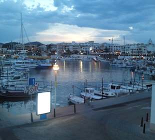 Hafen in der Abenddämmerung