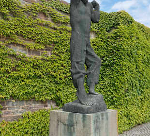 Der Aufsteigende – das Original steht vor der UNO