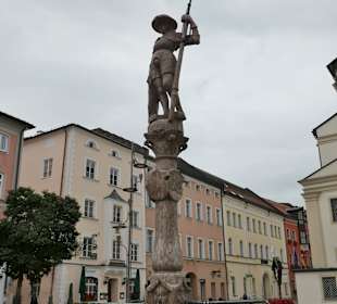 Der Lindlbrunnen auf dem Stadtplatz von Traunstein