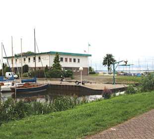 Hafen und Clubhaus
