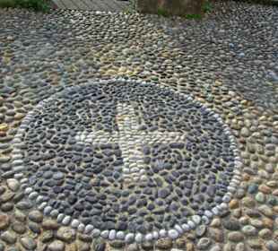 Eingebracht im Boden der Kirche