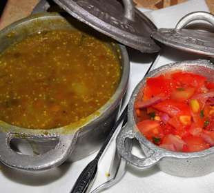 Beilage mit Safran-Linsen und Rougail