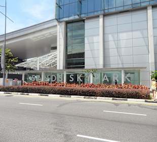 Vorm Hotel..., Eingang zum Skypark