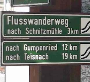 Wegweiser für den Flusswanderweg in Viechtach