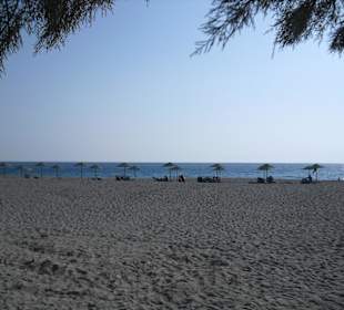 Triopetra-Blick auf Strandteil mit Liegen
