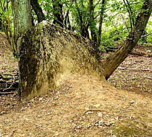 Abfallender Felsen von der Burg